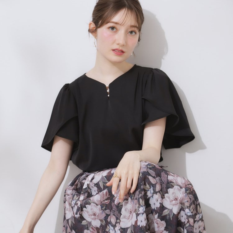 クチュールブローチ(Couture Brooch)の【洗える・通勤】Vネックパール調フレアブラウス シャツ・ブラウス