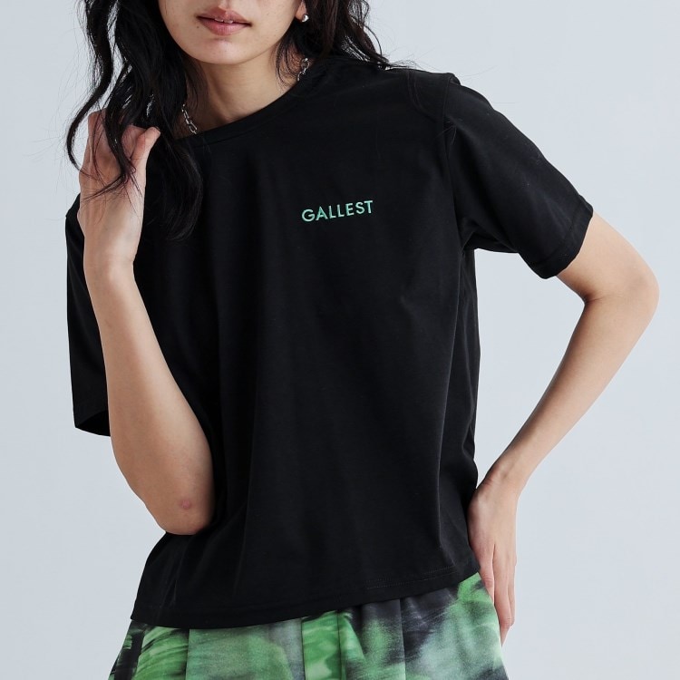 ギャレスト(GALLEST)のクロップド丈ロゴTシャツ Ｔシャツ