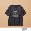ザ ショップ ティーケー（メンズ）(THE SHOP TK(Men))の75周年PEANUTSデザイン半袖Tシャツ スミクロ(118)