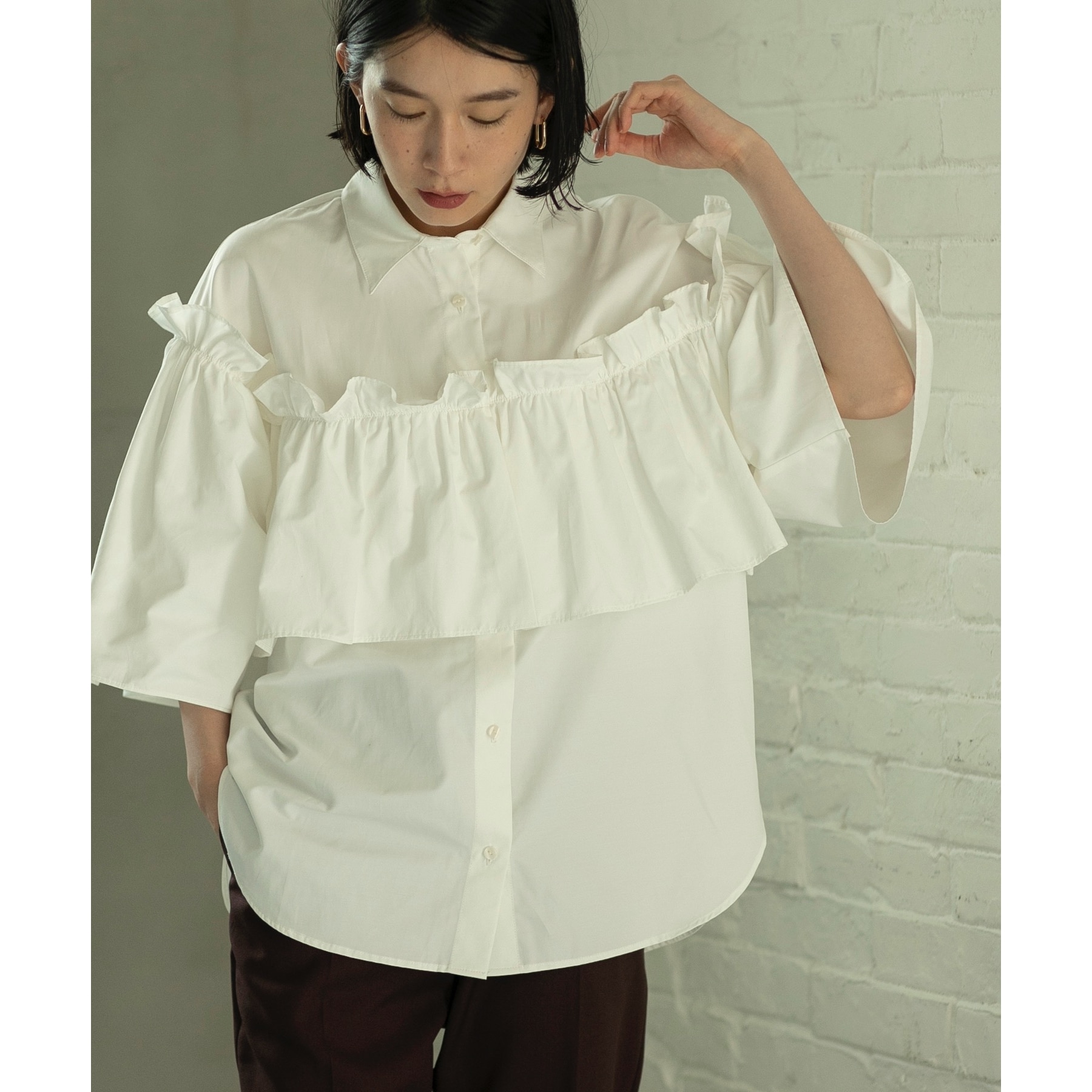 オペークドットクリップ(OPAQUE.CLIP)のフリルデザインシャツ/ブラウス【洗濯機洗い可】 ホワイト(002)