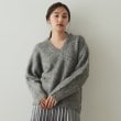 オペークドットクリップ(OPAQUE.CLIP)のアルパカ混Vネックニット【洗える】 チャコールグレー(013)