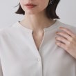 オペークドットクリップ(OPAQUE.CLIP)の《5色展開/SS-LLサイズ》スキッパー金ボタンブラウス/セットアップ対応【防シワ/ストレッチ/洗濯機洗い可】64