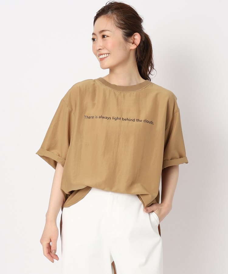 エスプリドール(ESPRIT D'OR)の【洗える/Tシャツ感覚のブラウス】ゆとり感のある大人のロゴブラウス キャメル(041)