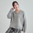 シューラルー/ドレスキップ(SHOO・LA・RUE/DRESKIP)の大人の余裕を醸し出す ふわふわ 深Vネックゆるニット グレー(012)