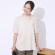 シューラルー/ドレスキップ(SHOO・LA・RUE/DRESKIP)の【洗える/UV】大人のこなれ感 ぷっくりラメロゴTシャツ ライトベージュ(051)