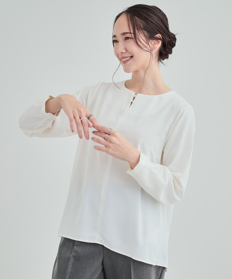 シューラルー/ドレスキップ(SHOO・LA・RUE/DRESKIP)の【通勤/セレモニー】華やかさをプラスする パール調キーネックブラウス オフホワイト(003)