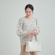 シューラルー/ドレスキップ(SHOO・LA・RUE/DRESKIP)の【洗える/イージーケア】花柄お袖シャーリングブラウス1
