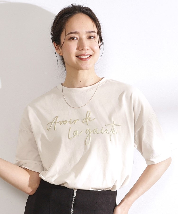 シューラルー/ドレスキップ(SHOO・LA・RUE/DRESKIP)の【洗える/UV】 大人のための ぷっくりラメロゴTシャツ ライトベージュ(051)