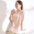 シューラルー/ドレスキップ(SHOO・LA・RUE/DRESKIP)のひんやり UV マシンウォシャブル クルーネックロゴTシャツ ピンク(071)