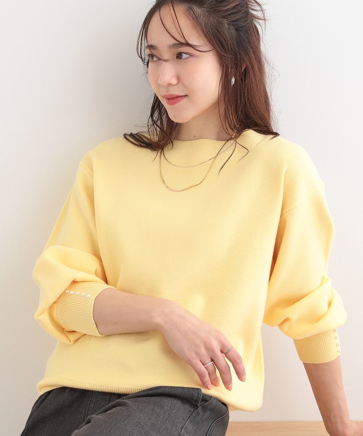 シューラルー/ドレスキップ(SHOO・LA・RUE/DRESKIP)の【洗える/S-LL】大人上品 お袖パール調ボタン付き ボートネックニット イエロー(031)