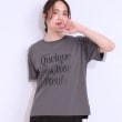 シューラルー/ドレスキップ(SHOO・LA・RUE/DRESKIP)の【S-LL/接触冷感/UVカット】選べる3柄 お袖チュールで差をつける ロゴプリントTシャツ チャコールグレー(114)