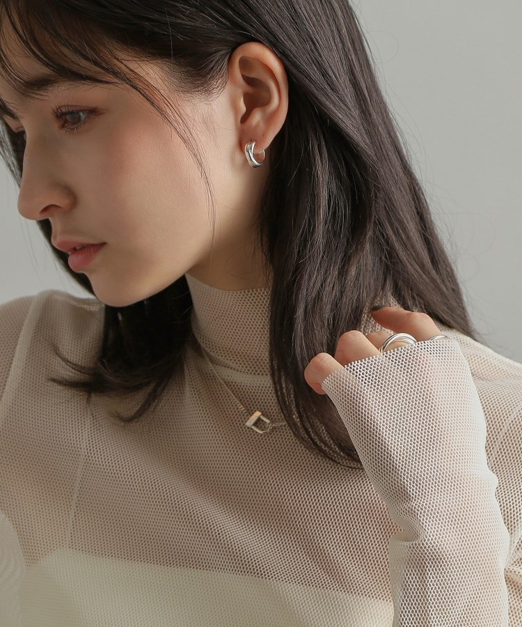 ココシュニック オンキッチュ(COCOSHNIK ONKITSCH)のシルバー スモールフープ プランプクロスピアス9