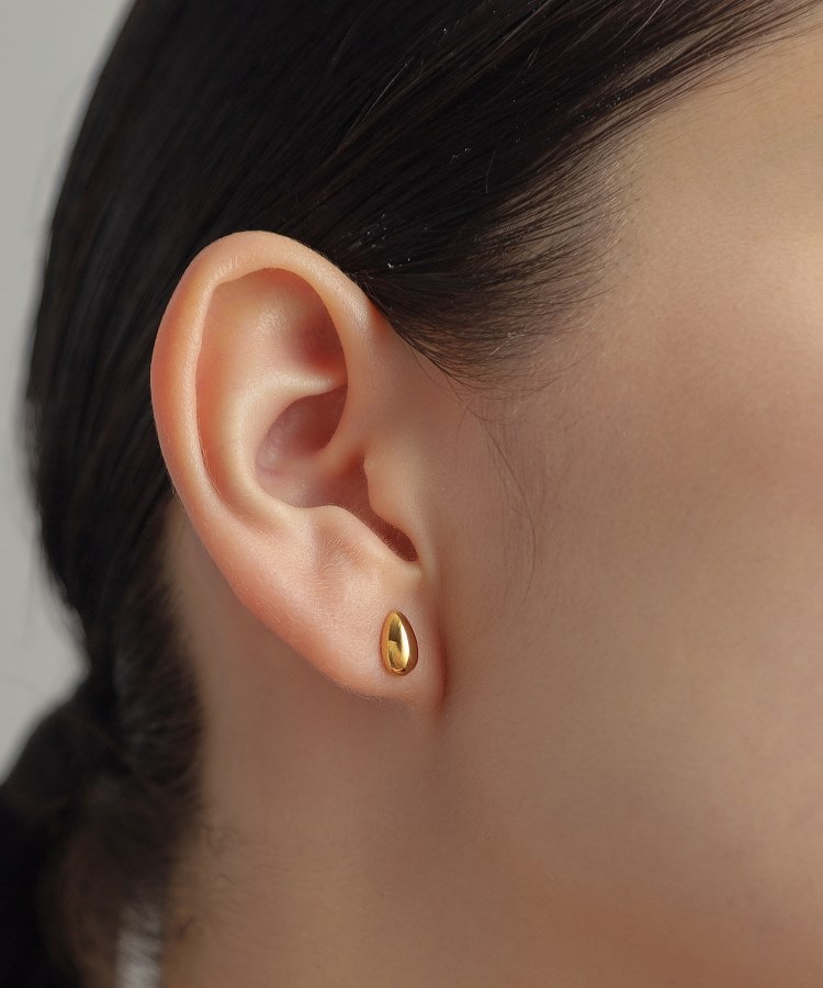 ココシュニック オンキッチュ(COCOSHNIK ONKITSCH)のシルバー ペアシェイプ スタッドピアス GP15