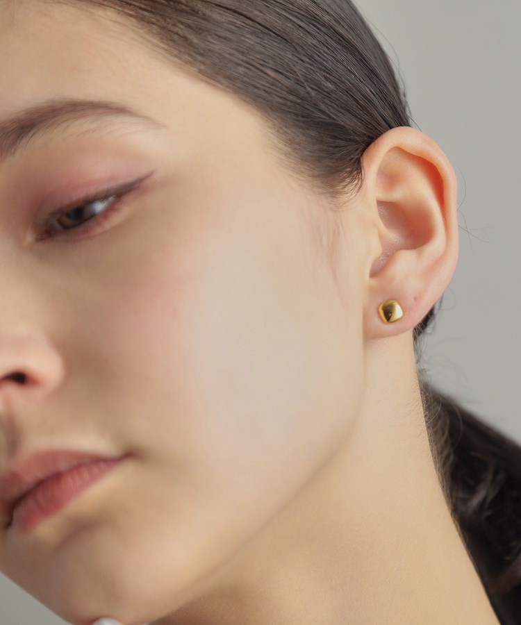 ココシュニック オンキッチュ(COCOSHNIK ONKITSCH)のシルバー クッションシェイプ スタッドピアス GP10