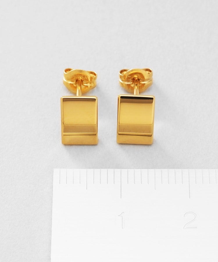 ココシュニック オンキッチュ(COCOSHNIK ONKITSCH)のシルバー シールドシェイプ スタッドピアス GP4