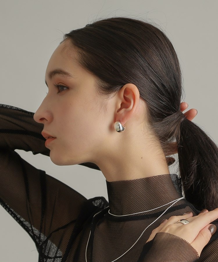 ココシュニック オンキッチュ(COCOSHNIK ONKITSCH)のシルバー ホロウフープピアス ペアシェイプM19