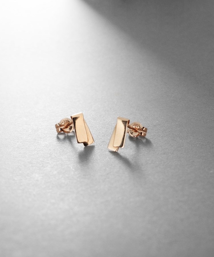 ココシュニック オンキッチュ(COCOSHNIK ONKITSCH)のK10フラップリボンピアス イエローゴールド(100)