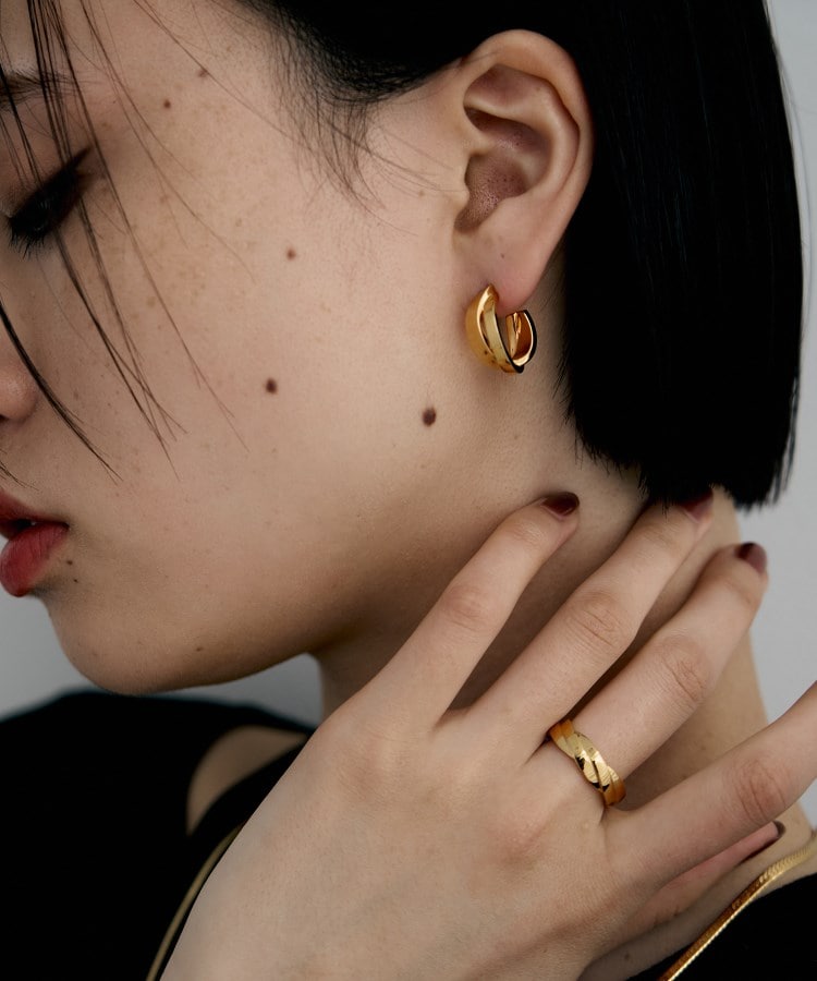 ココシュニック オンキッチュ(COCOSHNIK ONKITSCH)のシルバー フラットオーバルクロスピアス GP8