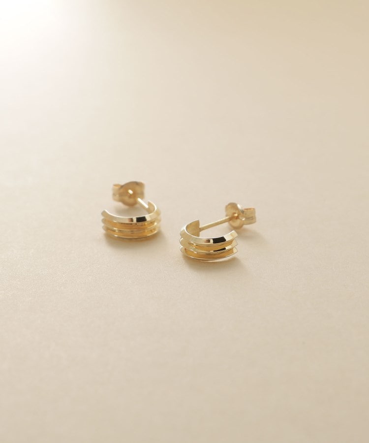 ココシュニック オンキッチュ(COCOSHNIK ONKITSCH)のK10トリプルリッジピアス イエローゴールド(100)