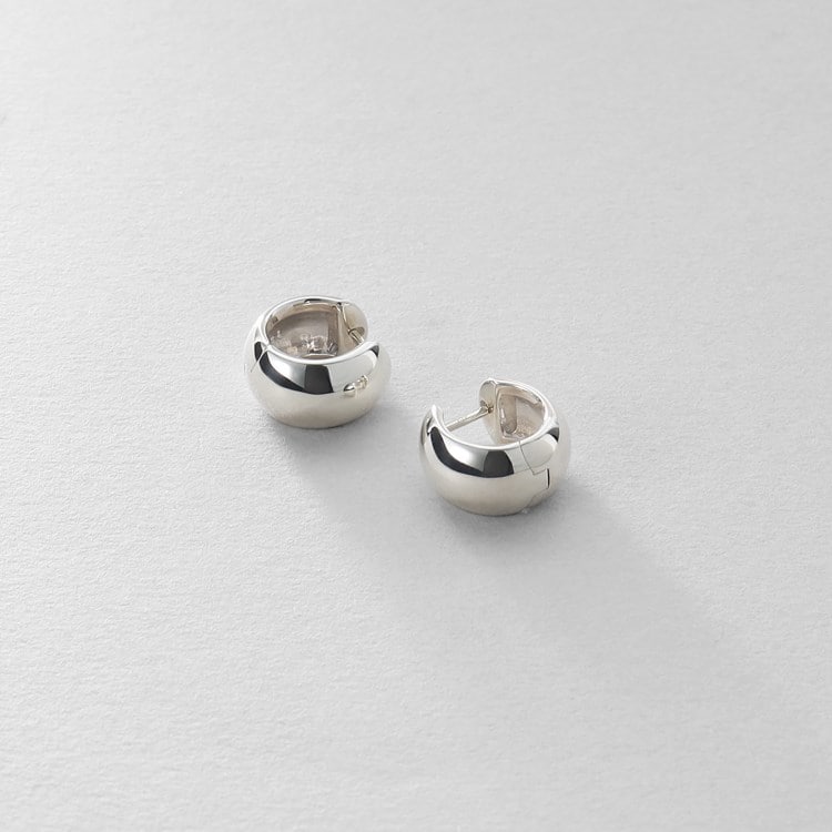 ココシュニック オンキッチュ(COCOSHNIK ONKITSCH)のシルバー ハギーフープ ワイドピアス ピアス