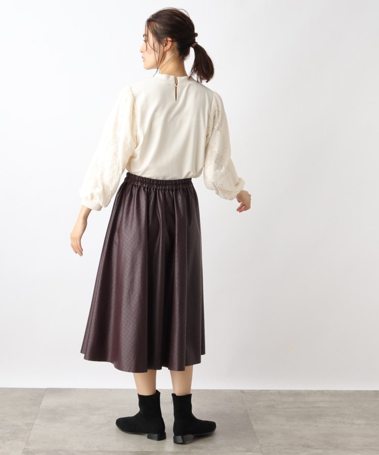 レディーライクで美しいフレアシルエット。パンチングフェイクレザー