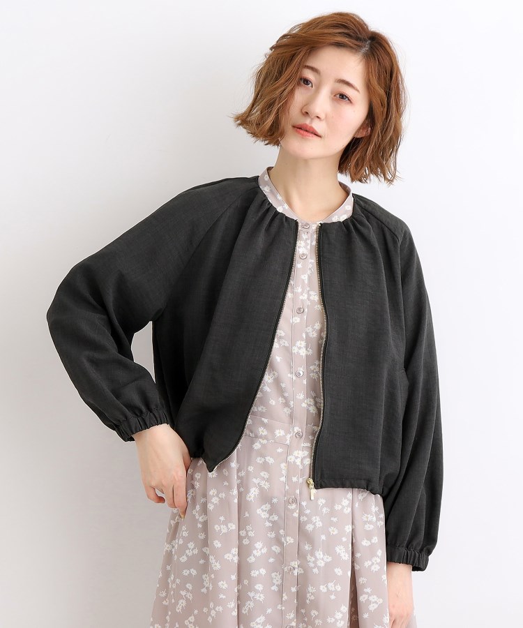 丸みのあるフォルムが女性らしい大人のノーカラーギャザー 丸みのあるフォルムが女性らしい大人のノーカラーギャザー