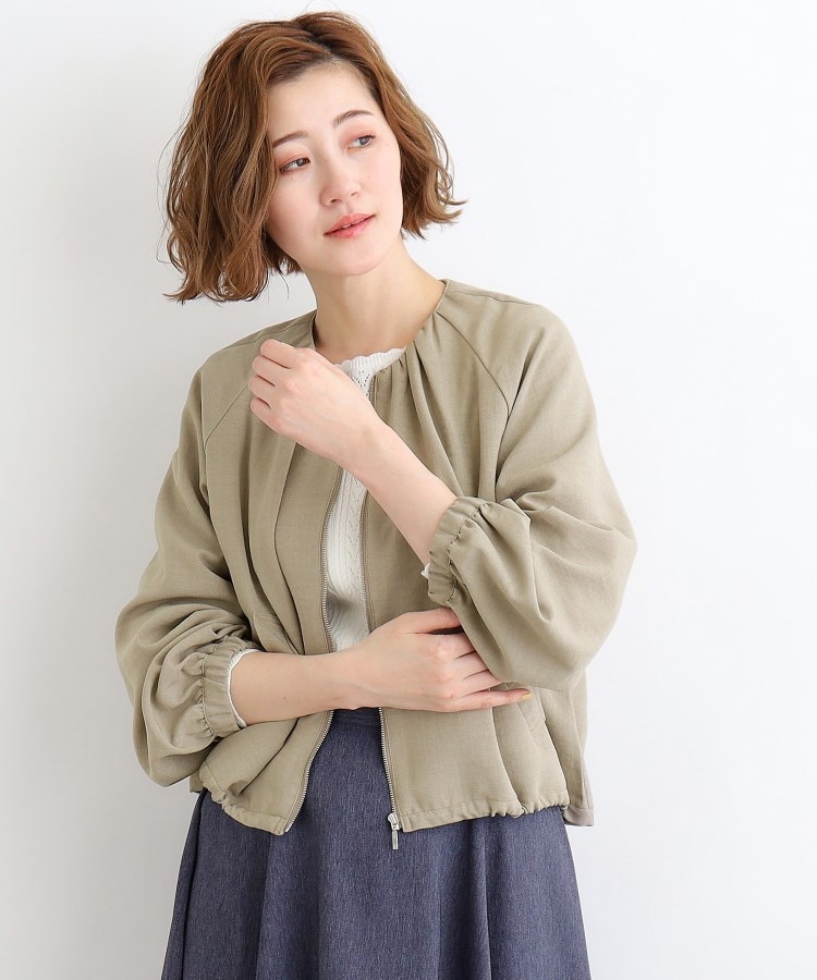 丸みのあるフォルムが女性らしい大人のノーカラーギャザー 丸みのあるフォルムが女性らしい大人のノーカラーギャザー