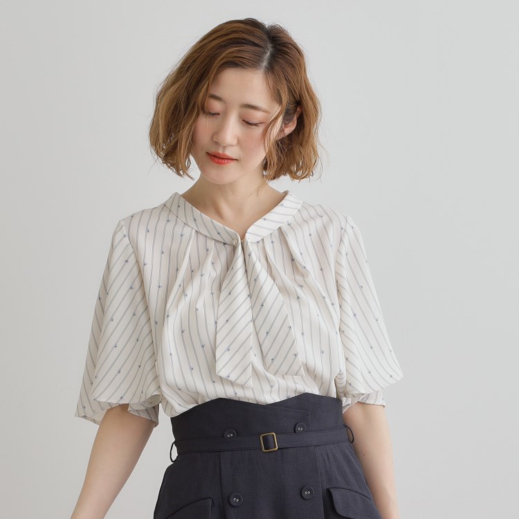 グローブ(grove)の【華やか】パール調ピン付きボウタイブラウス シャツ・ブラウス