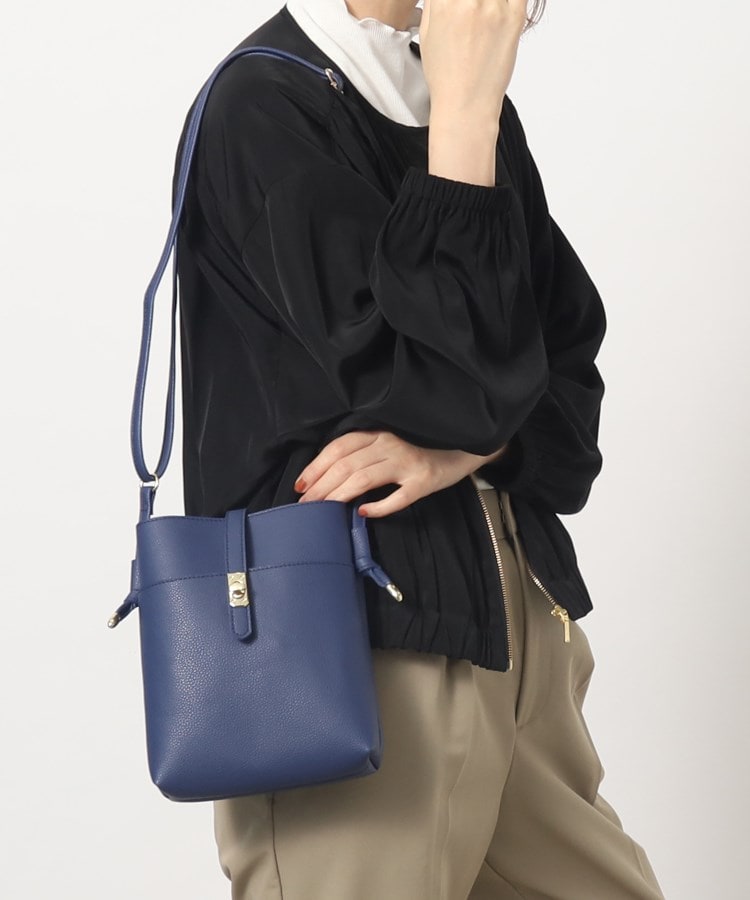 フラットヒネリベルトミニショルダー(ショルダーバッグ) grove(グローブ)| ワールド オンラインストア WORLD ONLINE STORE grove フリンジストラップ付きショルダーバック