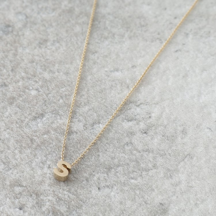 グローブ(grove)のイニシャルショートネックレス ネックレス