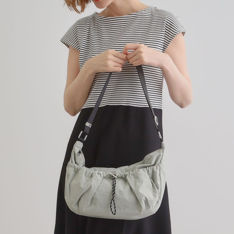 グローブ(grove)のドロストポケットナイロンショルダー ショルダーバッグ