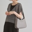 グローブ(grove)のダブルバックルラウンドワイドショルダー ブラックシルバー(009)