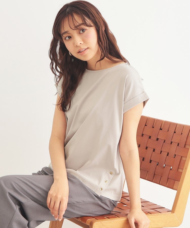 インデックス(index)の《5color》サイドボタン付き フレンチスリーブトップス【接触冷感/洗濯機洗い可】 グレージュ(050)