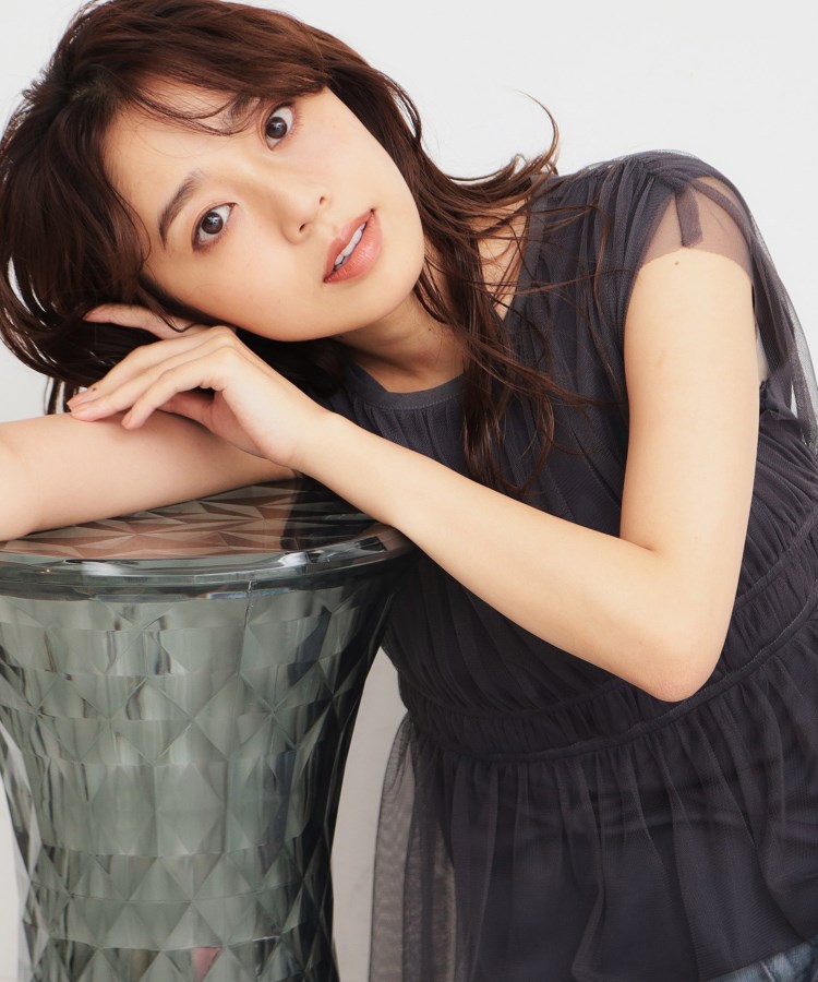 インデックス(index)の《美人百花掲載》チュールペプラムブラウス【洗濯機洗い可】 チャコールグレー(014)