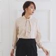 インデックス(index)の《XS-LLsize》通勤・セレモニー対応/ボウタイブラウス/取り外しパーツ付き 【洗濯機洗い可/防シワ】 グレージュ(050)