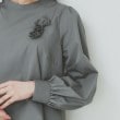 インデックス(index)のコサージュ付きタックパフブラウス【洗濯機洗い可/イージーアイロン】18