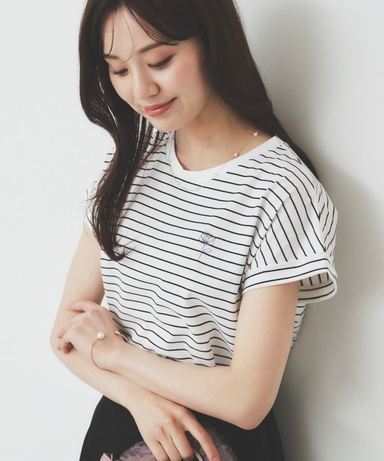 インデックス(index)の《6色展開/S-3Lサイズ》フラワー刺繍Tシャツ【汗ジミ防止/吸水速乾/接触冷感/UVケア/洗濯機洗い可】 オフホワイト(803)