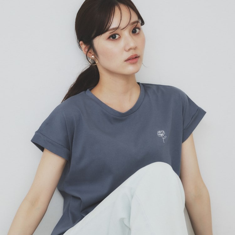 インデックス(index)の《6色展開/S-3Lサイズ》フラワー刺繍Tシャツ【汗ジミ防止/吸水速乾/接触冷感/UVケア/洗濯機洗い可】 Ｔシャツ
