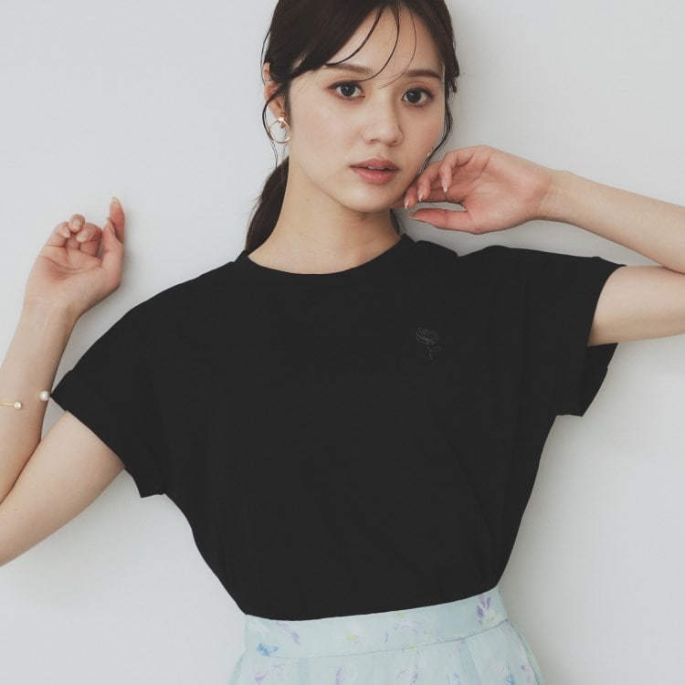 インデックス(index)の《6色展開/S-3Lサイズ》フラワー刺繍Tシャツ【汗ジミ防止/吸水速乾/接触冷感/UVケア/洗濯機洗い可】 Ｔシャツ
