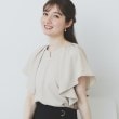 インデックス(index)の《7色展開/S-LLサイズ》フリルタックスリーブキーネックブラウス【吸水速乾/洗濯機可/イージーアイロン/抗ピル】 グレージュ(050)