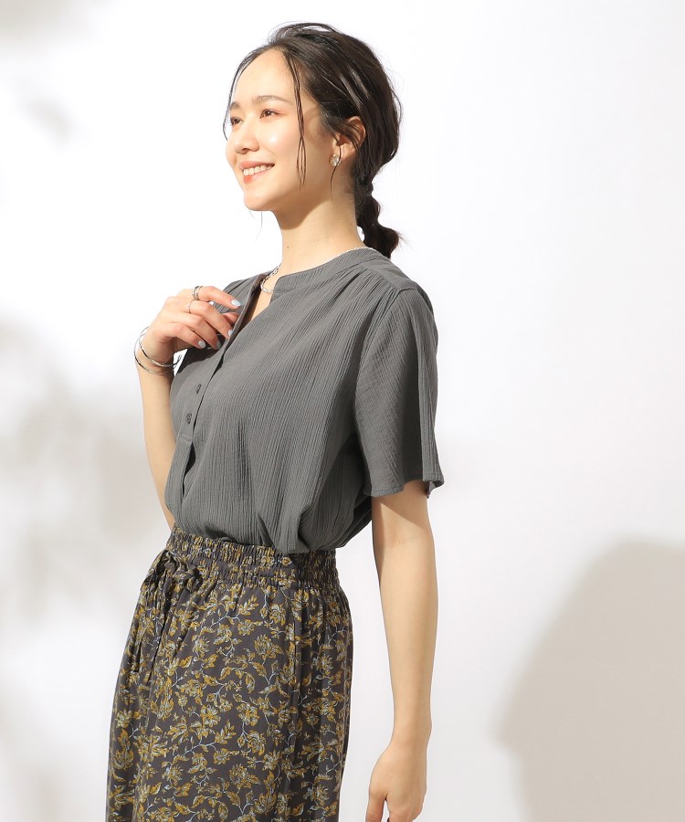 シューラルー(SHOO・LA・RUE)の【洗える】ふんわり さらさら コットンシフォン 半袖スキッパーブラウス2