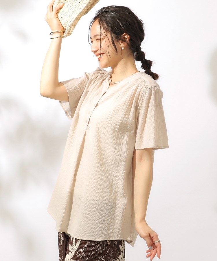 シューラルー(SHOO・LA・RUE)の【洗える】ふんわり さらさら コットンシフォン 半袖スキッパーブラウス ピンクベージュ(053)