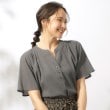 シューラルー(SHOO・LA・RUE)の【洗える】ふんわり さらさら コットンシフォン 半袖スキッパーブラウス チャコールグレー(014)