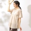 シューラルー(SHOO・LA・RUE)の【洗える】ふんわり さらさら コットンシフォン 半袖スキッパーブラウス ピンクベージュ(053)