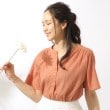 シューラルー(SHOO・LA・RUE)の【洗える】ふんわり さらさら コットンシフォン 半袖スキッパーブラウス オレンジ(067)
