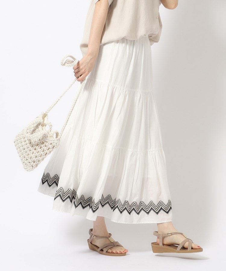 シューラルー(SHOO・LA・RUE)のふわっと揺れる インド綿 ティアード刺繍スカート2
