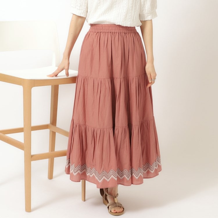 シューラルー(SHOO・LA・RUE)のふわっと揺れる インド綿 ティアード刺繍スカート マキシ・ロングスカート