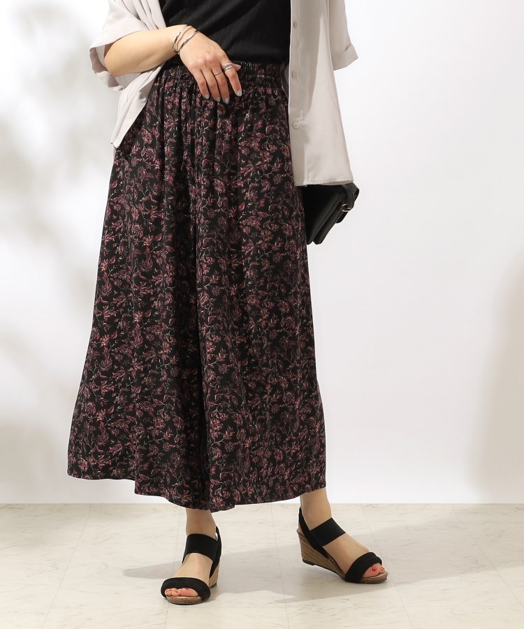 シューラルー(SHOO・LA・RUE)のコーデのアクセントに とろみ総柄ガウチョパンツ15