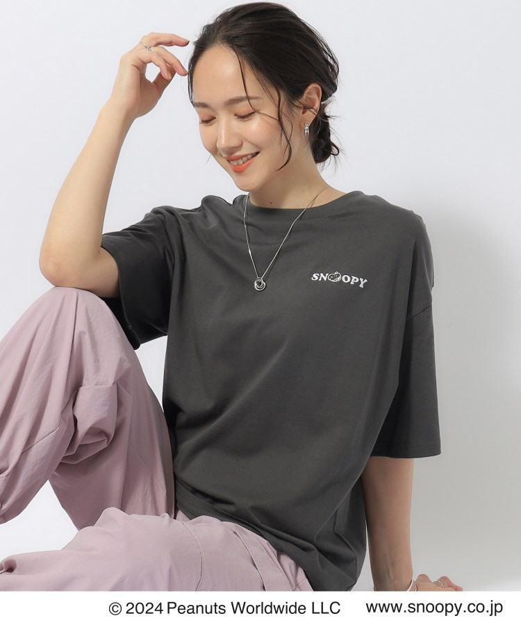 シューラルー(SHOO・LA・RUE)の【PEANUTS】別注 接触冷感グラフィックTシャツ チャコールグレー(213)