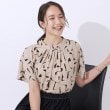 シューラルー(SHOO・LA・RUE)の【洗える】周りと差がつく プリントハイネックブラウス ベージュ(152)